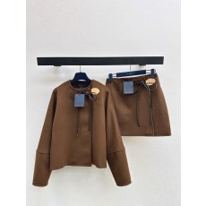 루이비통 25SS 여성 사선 여밈 리본 스트랩 울 자켓