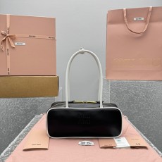 [카타] 미우미우 레더 보 백 블랙 화이트