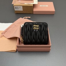 미우미우 마틀라쎄 지퍼 반지갑 블랙