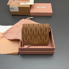 미우미우 마틀라쎄 반지갑 브라운