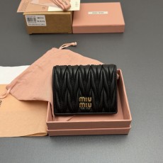 미우미우 마틀라쎄 반지갑 블랙
