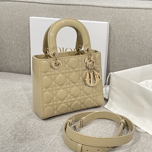 [여왕샵] 디올 레이디 디올 백 스몰 페이턴트 샌드