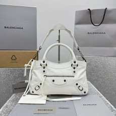 [카타] 발렌시아가 르 시티 퍼스트 모터백 화이트
